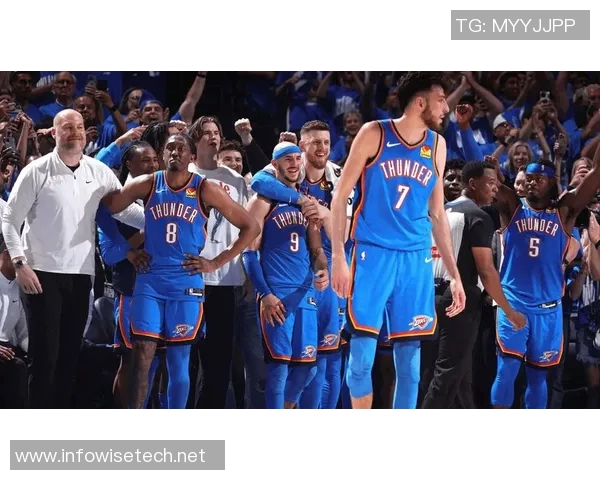 足球明星耶罗在比赛中展现惊人争顶能力助力球队夺冠的精彩瞬间