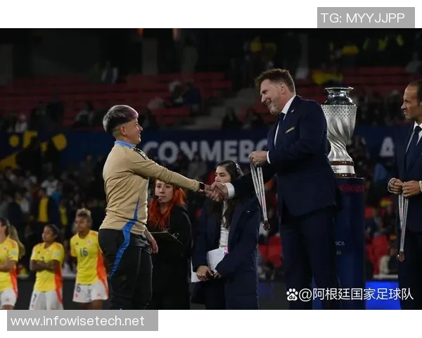 足球巨星的告别时刻与未竟梦想的深刻反思